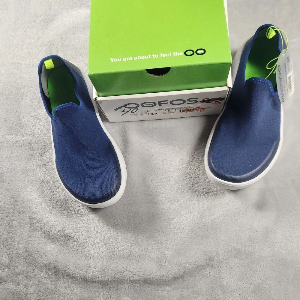 OOFOS OOmg eeZee Low Women Navy Blue Slip On Recovery Sneaker Size 6 EU 37